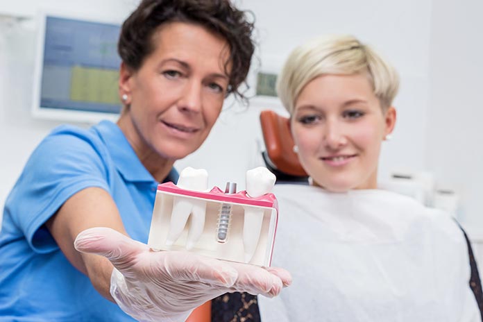 Implanty zębów jak naturalny uśmiech