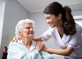 Opieka nad osobą starszą – co warto wiedzieć?