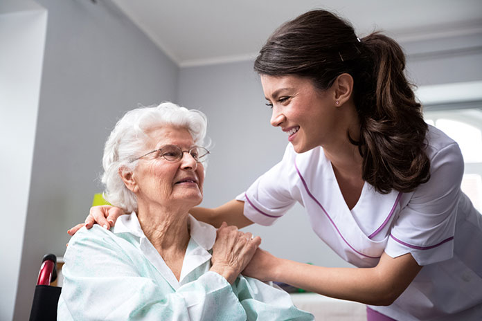 Opieka nad osobą starszą – co warto wiedzieć?