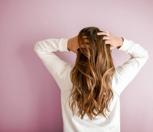 Jak zatrzymać wypadanie włosów i wspomóc ich wzrost