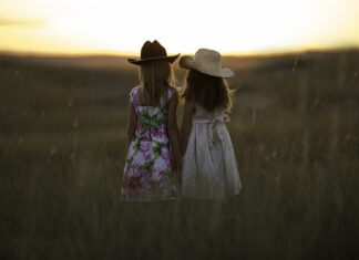 Czym zakryć ramiona do sukienki?